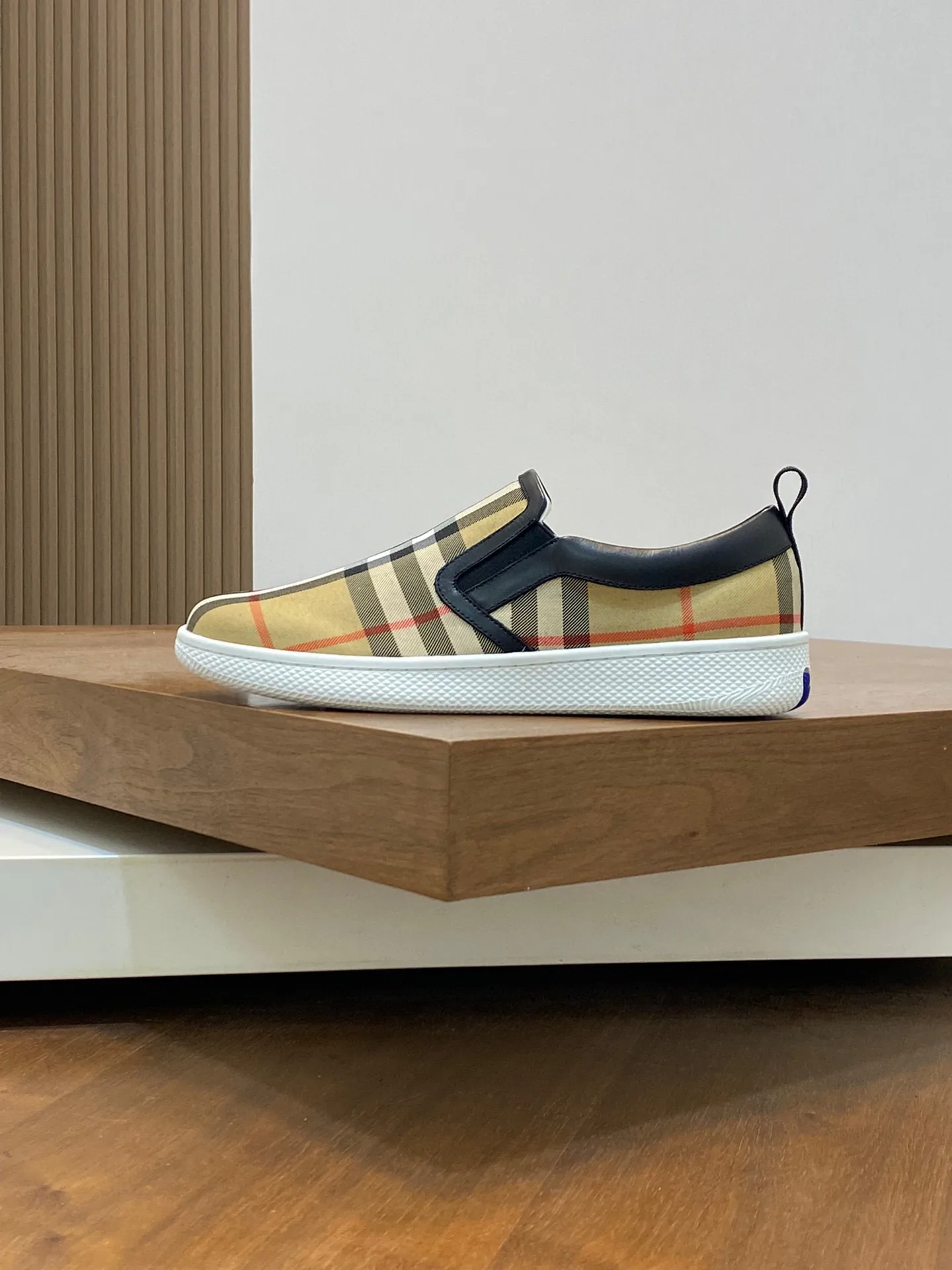 P380 [BURBERRY] Burberry - Upper: imported 🔝 brand totem cloth, - Inner lining: cowhide lining, feet; water-dyed cowhide - Outsole: ultra-light TPR rubber; two-color molded outsole - Super high quality control·Fine workmanship: highlighted (high-end, extravagance, grade) -Size: 38-44 (Male 45, can be customized)·
